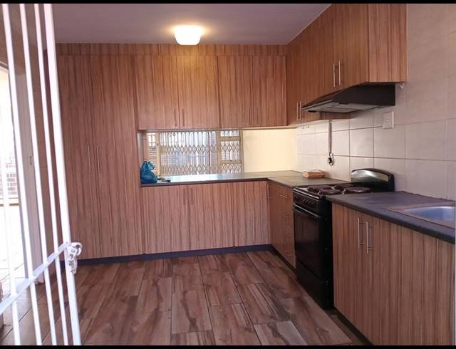 3 BEDROOM TOWNHOUSE FOR SALE IN VANDERBIJLPARK CE 3